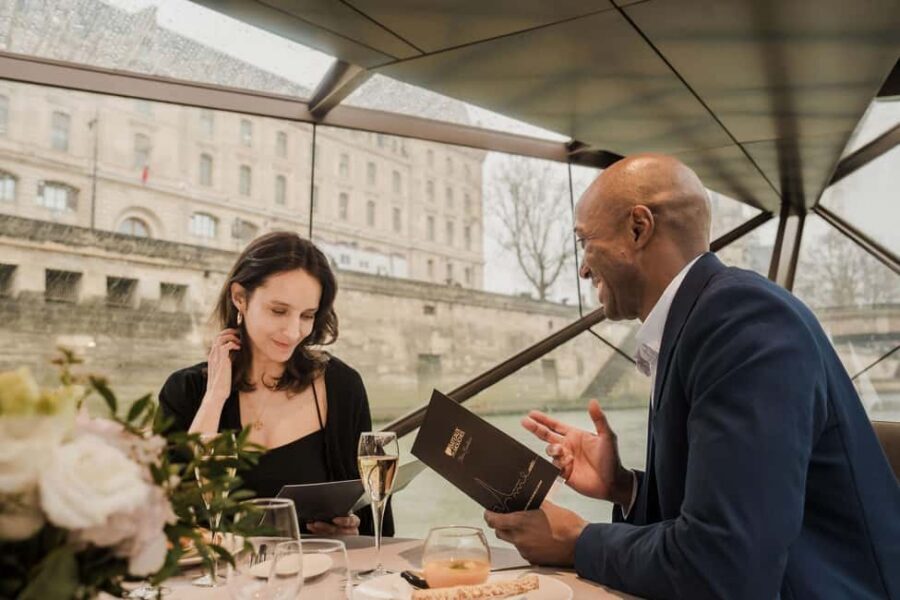 Paris : Valentine's Day Diner Cruise on the Seine river - Valentine’s Day Vibe: piano, violin, and romance on the river