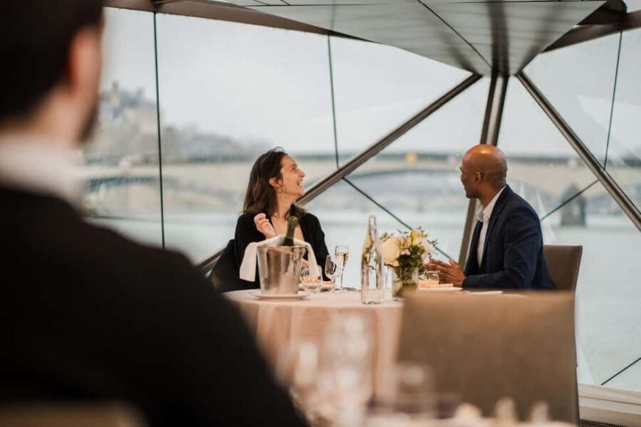Paris : Valentine's Day Diner Cruise on the Seine river - Service and comfort: windows, upper deck, and what to bring
