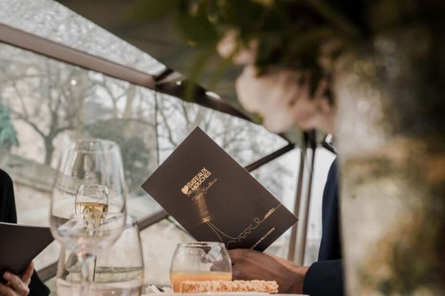 Paris : Valentine's Day Diner Cruise on the Seine river - Île de la Cité and Notre-Dame: where the cruise feels most “Paris”