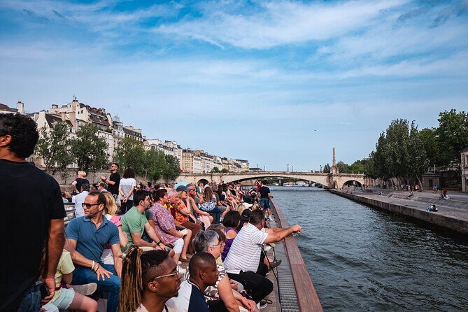River Seine Sightseeing Boat Tour with Audio Guide - Comfort, Wi‑Fi, and the indoor/outdoor mix that makes the hour easier