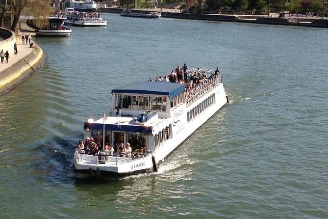 Seine River Cruise and Paris Canals Tour - The Place de la Bastille tunnel: why it’s fun even if it’s dim