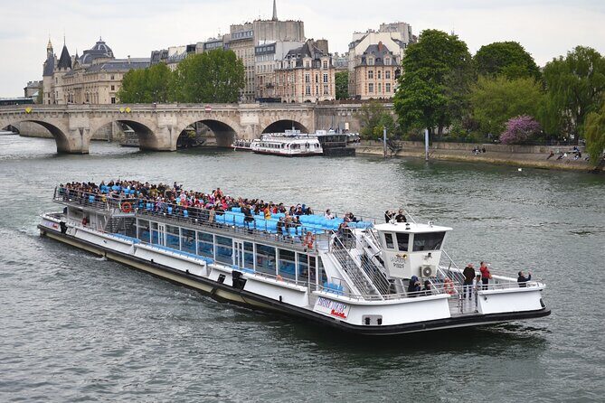 Seine River Cruise with Commentary 1 Hour - Seats and decks: upstairs views, weather reality, and avoiding awkward angles