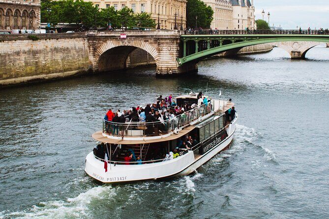 Seine River Cruise with Commentary 1 Hour - Price and value: $20.39 for an hour of landmark time