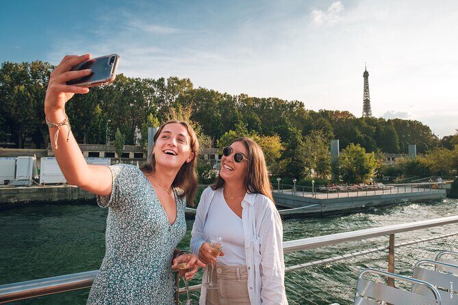 Seine River Evening Cruise with Music (Drink Options) - Timing Tips for Eiffel Tower Sparkles and Night Photos