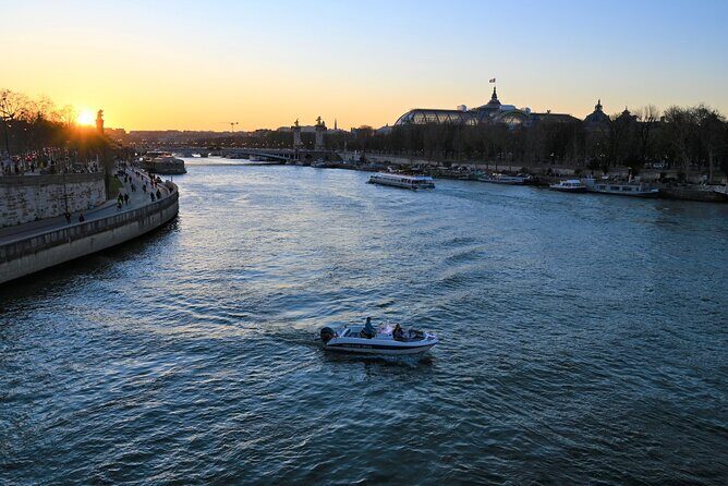 Your Private boat Captain Guide Explore Historical Paris - Why a private Seine cruise beats the big-boat version